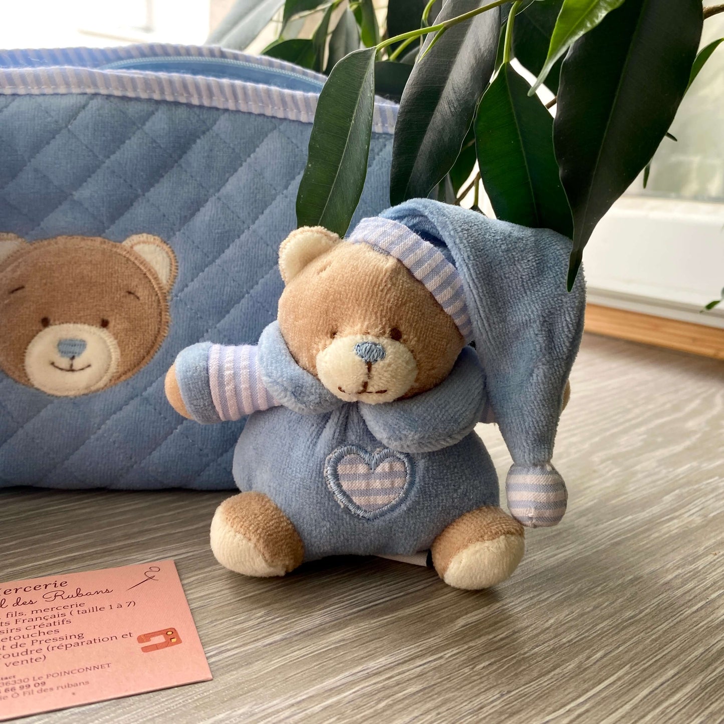 Trousse cadeau bleu : doudou ours et bavoir